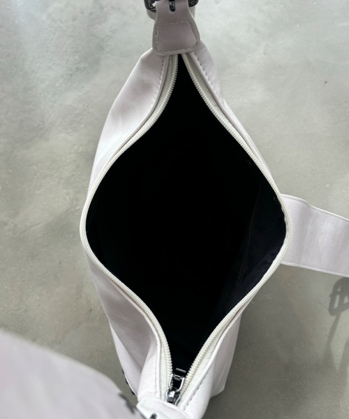 SHAGGIE（シャギー）の「【レビュー評価★5】スタッズ付き2WAYバッグ（ショルダーバッグ・レディース・ホワイト/ブラック/レッド/ブラウン・FREE）」の15枚目の写真