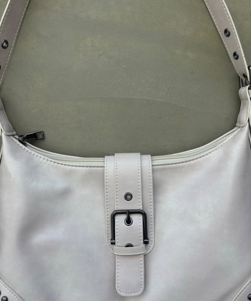 SHAGGIE（シャギー）の「【レビュー評価★5】スタッズ付き2WAYバッグ（ショルダーバッグ・レディース・ホワイト/ブラック/レッド/ブラウン・FREE）」の14枚目の写真