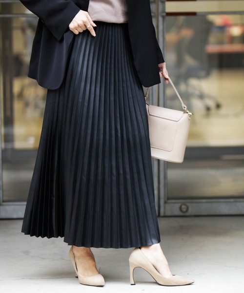 ハードに見えない！大人のレザープリーツスカート（スカート）｜Ehre style（エーレスタイル）