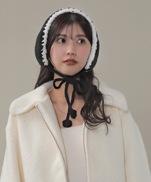Monocoro toppi(モノコロトッピ)の「フラワーモチーフ付き ニットイヤーマフラー 耳当て(イヤーマフ・レディース・ブラック/アイボリー/モカ・フリー)」の2枚目の写真