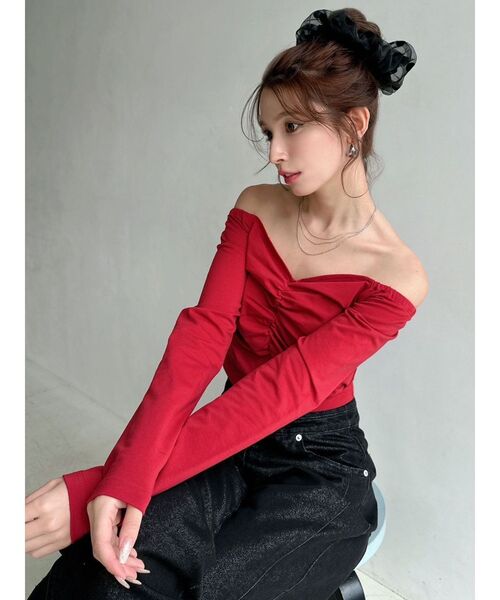 RESEXXY(リゼクシー)の「デコルテギャザーカットトップス(Tシャツ/カットソー・レディース・ホワイト/レッド/ブラック・FREE)」の5枚目の写真