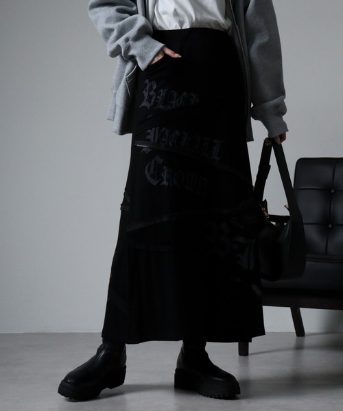 BLACK JACKALL CROWN(ブラックジャッカルクラウン)の「BLACK JACKALL CROWN レーヨン天竺 ロゴプリント×ファスナーモチーフ ロング スカート(スカート・レディース・ブラック・M)」の1枚目の写真