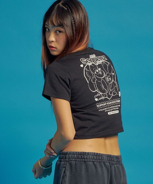 SEQUENZ(シークエンズ)の「【SEQUENZ(シークエンズ)】SQNZ GRAPHIC BABE TEE / Tシャツ 半袖 クルーネック ショート丈 短丈(Tシャツ/カットソー・レディース・ネイビー/ブラウン/サーモンピンク/ホワイト/ブラック系その他/ブラック・FREE)」の3枚目の写真