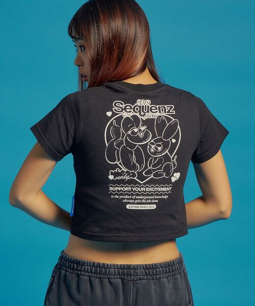 SEQUENZ(シークエンズ)の「【SEQUENZ(シークエンズ)】SQNZ GRAPHIC BABE TEE / Tシャツ 半袖 クルーネック ショート丈 短丈(Tシャツ/カットソー・レディース・ネイビー/ブラウン/サーモンピンク/ホワイト/ブラック系その他/ブラック・FREE)」の8枚目の写真
