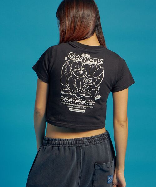 SEQUENZ(シークエンズ)の「【SEQUENZ(シークエンズ)】SQNZ GRAPHIC BABE TEE / Tシャツ 半袖 クルーネック ショート丈 短丈(Tシャツ/カットソー・レディース・ネイビー/ブラウン/サーモンピンク/ホワイト/ブラック系その他/ブラック・FREE)」の9枚目の写真