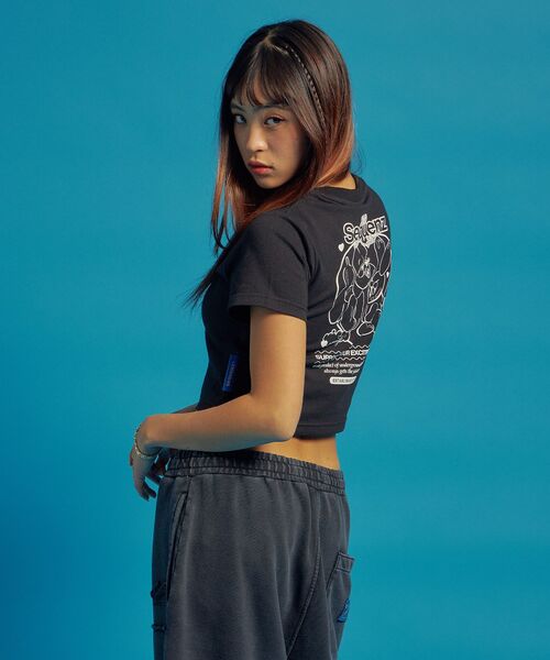 SEQUENZ(シークエンズ)の「【SEQUENZ(シークエンズ)】SQNZ GRAPHIC BABE TEE / Tシャツ 半袖 クルーネック ショート丈 短丈(Tシャツ/カットソー・レディース・ネイビー/ブラウン/サーモンピンク/ホワイト/ブラック系その他/ブラック・FREE)」の11枚目の写真