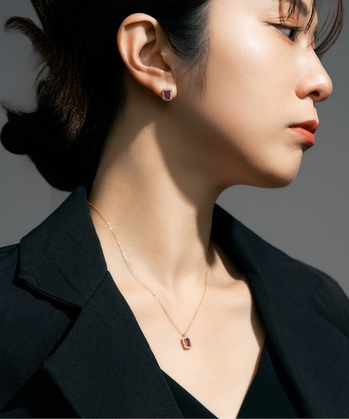 Jewel closet by L&Co.(ジュエルクローゼットバイエルアンドコー)の「K18 ダイヤモンド ヘイロー/取り巻き カラーストーン ピアス 4x6(ピアス(両耳用)・レディース・ネイビー/クリアブラウン/ワインレッド/モスグリーン/ダークブルー/ロイヤルブルー・FREE)」の11枚目の写真