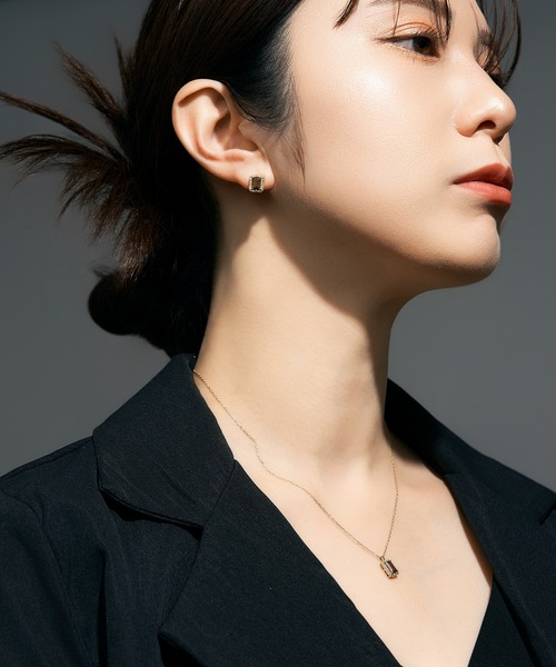 Jewel closet by L&Co.(ジュエルクローゼットバイエルアンドコー)の「K18 ダイヤモンド ヘイロー/取り巻き カラーストーン ピアス 4x6(ピアス(両耳用)・レディース・ネイビー/クリアブラウン/ワインレッド/モスグリーン/ダークブルー/ロイヤルブルー・FREE)」の8枚目の写真