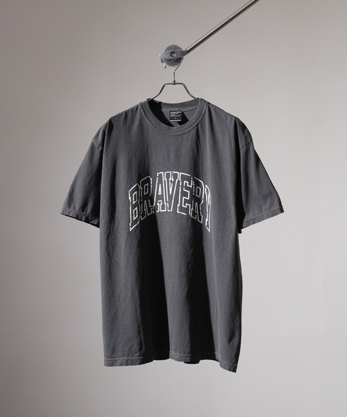 MODISH GAZE(モディシュガゼ)の「MODISH GAZE ピグメントアーチロゴTシャツ(BRAVERY)(Tシャツ/カットソー・メンズ・スミクロ/アイボリー/バーガンディー・M/L)」の2枚目の写真