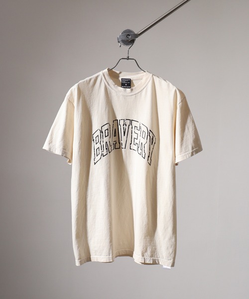 MODISH GAZE(モディシュガゼ)の「MODISH GAZE ピグメントアーチロゴTシャツ(BRAVERY)(Tシャツ/カットソー・メンズ・スミクロ/アイボリー/バーガンディー・M/L)」の1枚目の写真