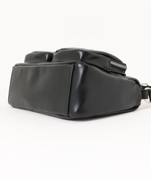 GORGE(ゴージ)の「《Wポケット×ツヤ感フェイクレザー》ミュートショルダー(ショルダーバッグ・レディース・ブラウン/ブラック/アイボリー・F)」の5枚目の写真