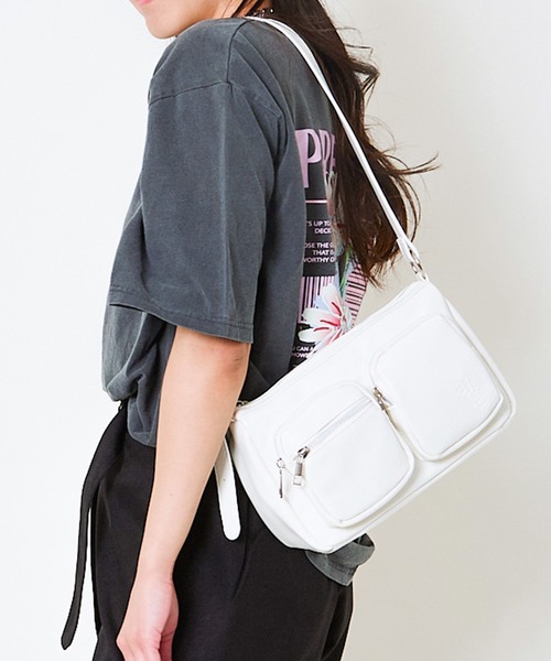 GORGE(ゴージ)の「《Wポケット×ツヤ感フェイクレザー》ミュートショルダー(ショルダーバッグ・レディース・ブラウン/ブラック/アイボリー・F)」の2枚目の写真