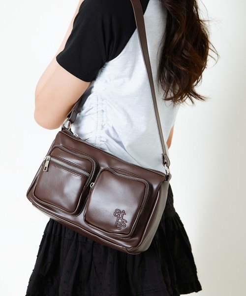 GORGE(ゴージ)の「《Wポケット×ツヤ感フェイクレザー》ミュートショルダー(ショルダーバッグ・レディース・ブラウン/ブラック/アイボリー・F)」の15枚目の写真