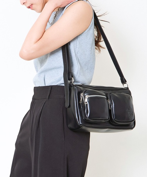 GORGE(ゴージ)の「《Wポケット×ツヤ感フェイクレザー》ミュートショルダー(ショルダーバッグ・レディース・ブラウン/ブラック/アイボリー・F)」の17枚目の写真