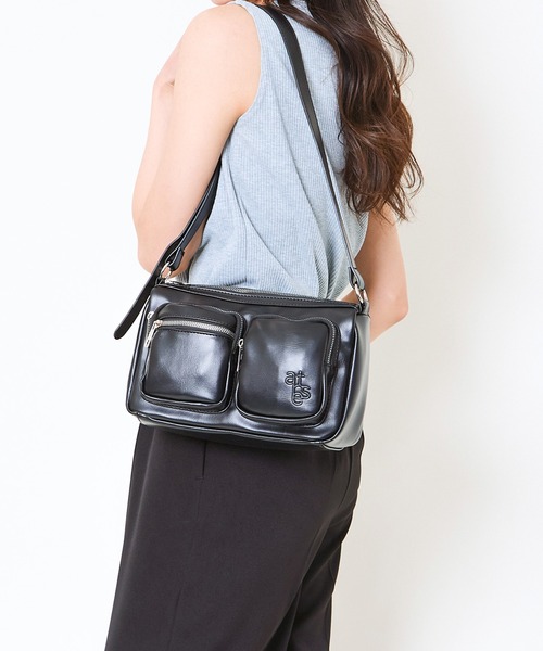 GORGE(ゴージ)の「《Wポケット×ツヤ感フェイクレザー》ミュートショルダー(ショルダーバッグ・レディース・ブラウン/ブラック/アイボリー・F)」の18枚目の写真