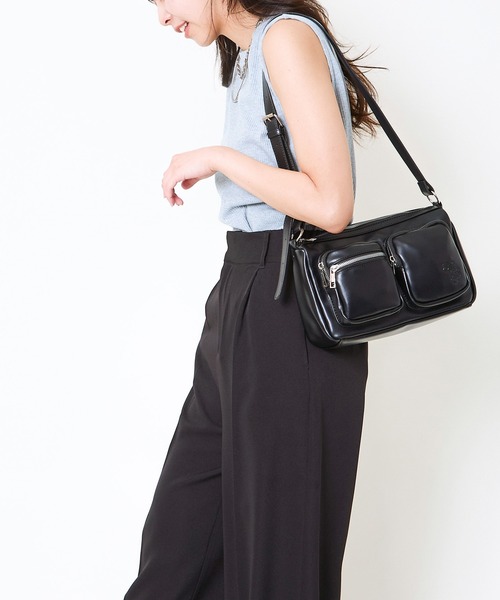 GORGE(ゴージ)の「《Wポケット×ツヤ感フェイクレザー》ミュートショルダー(ショルダーバッグ・レディース・ブラウン/ブラック/アイボリー・F)」の19枚目の写真