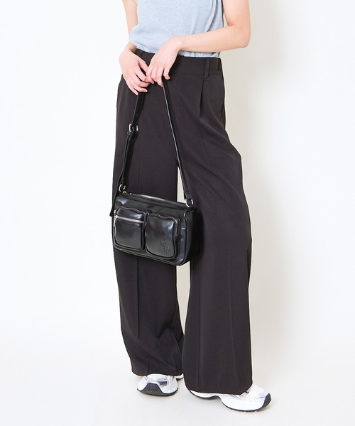 GORGE(ゴージ)の「《Wポケット×ツヤ感フェイクレザー》ミュートショルダー(ショルダーバッグ・レディース・ブラウン/ブラック/アイボリー・F)」の20枚目の写真