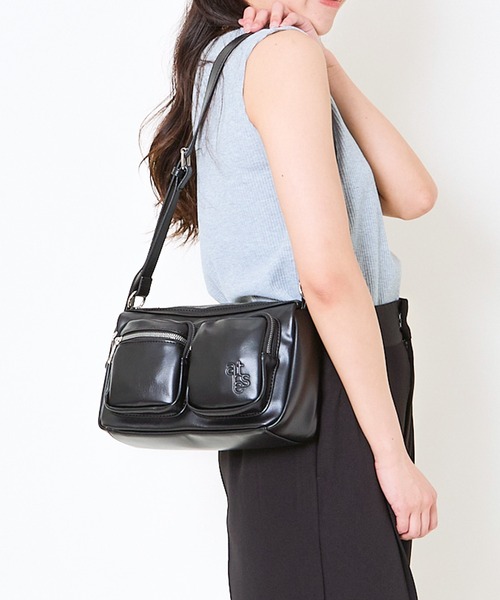 GORGE(ゴージ)の「《Wポケット×ツヤ感フェイクレザー》ミュートショルダー(ショルダーバッグ・レディース・ブラウン/ブラック/アイボリー・F)」の21枚目の写真