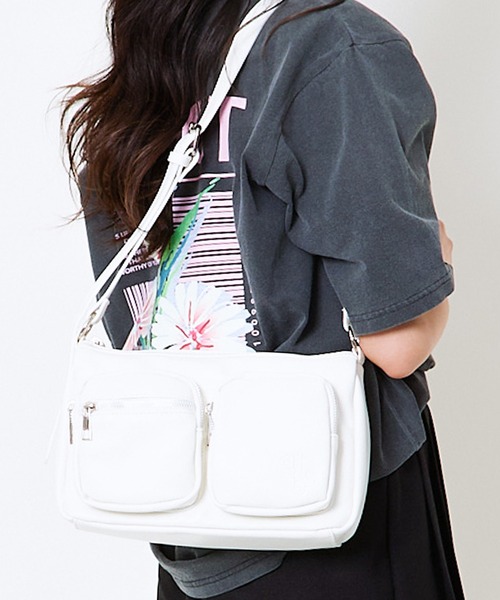 GORGE(ゴージ)の「《Wポケット×ツヤ感フェイクレザー》ミュートショルダー(ショルダーバッグ・レディース・ブラウン/ブラック/アイボリー・F)」の22枚目の写真
