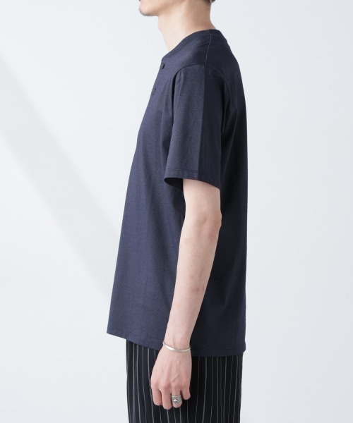 NANO universe（ナノユニバース）の「ソラーロライトストレッチヘンリーネックTシャツ（セットアップ可）（Tシャツ/カットソー・メンズ・ネイビー/カーキ・M/L）」の5枚目の写真