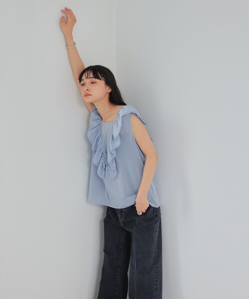 EMMEL REFINES（エメルリファインズ）の「＜EMMEL REFINES＞EM Vフリル リボンノースリーブ ブラウス（シャツ/ブラウス・レディース・ブラック/ライトブルー・FREE）」の4枚目の写真