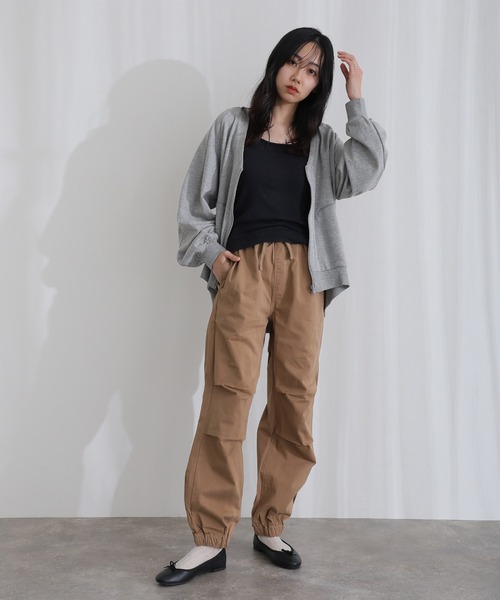 ElegChic(エレグシック)の「ミニ裏毛V空きジップアップブルゾン(ブルゾン・レディース・ライトベージュ/ブラック/ライトグレー/グレー・4L/XL/M)」の16枚目の写真