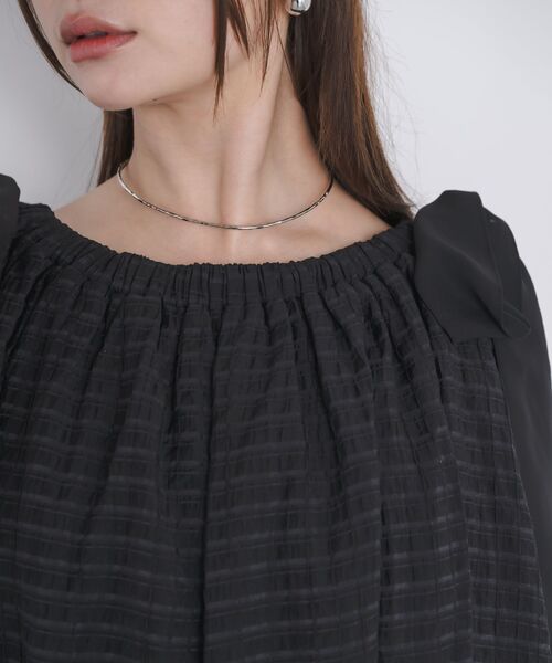 kivi（キヴィ）の「offshoulderribbonBL（シャツ/ブラウス・レディース・ブラック/オフホワイト/ブルー・FREE）」の5枚目の写真