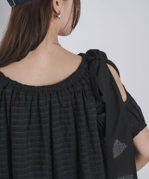 kivi（キヴィ）の「offshoulderribbonBL（シャツ/ブラウス・レディース・ブラック/オフホワイト/ブルー・FREE）」の4枚目の写真