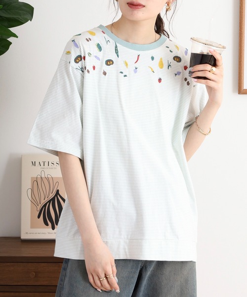 Emago(イマゴ)の「EMAGO 野菜刺繍Tシャツ(Tシャツ/カットソー・レディース・アイボリー/ホワイト×ブルー/ネイビー・FREE)」の2枚目の写真