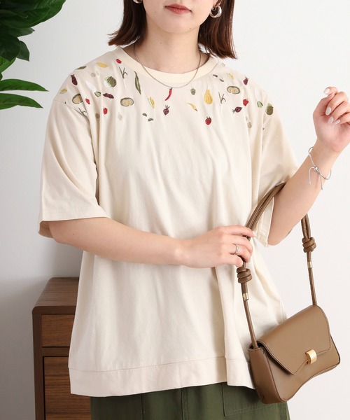 Emago(イマゴ)の「EMAGO 野菜刺繍Tシャツ(Tシャツ/カットソー・レディース・アイボリー/ホワイト×ブルー/ネイビー・FREE)」の1枚目の写真