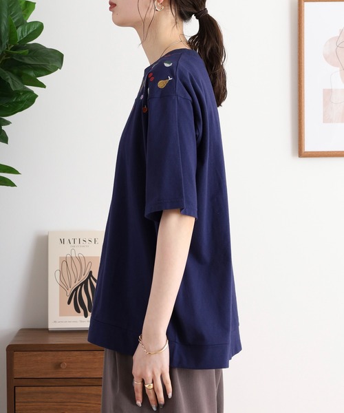 Emago(イマゴ)の「EMAGO 野菜刺繍Tシャツ(Tシャツ/カットソー・レディース・アイボリー/ホワイト×ブルー/ネイビー・FREE)」の8枚目の写真