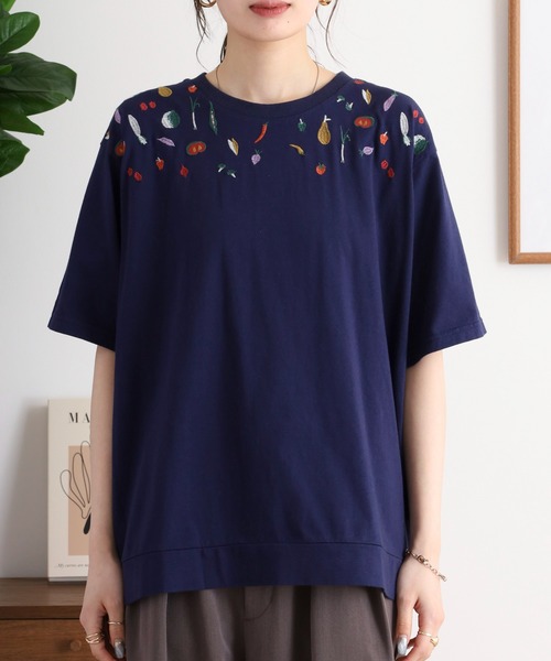 Emago(イマゴ)の「EMAGO 野菜刺繍Tシャツ(Tシャツ/カットソー・レディース・アイボリー/ホワイト×ブルー/ネイビー・FREE)」の9枚目の写真