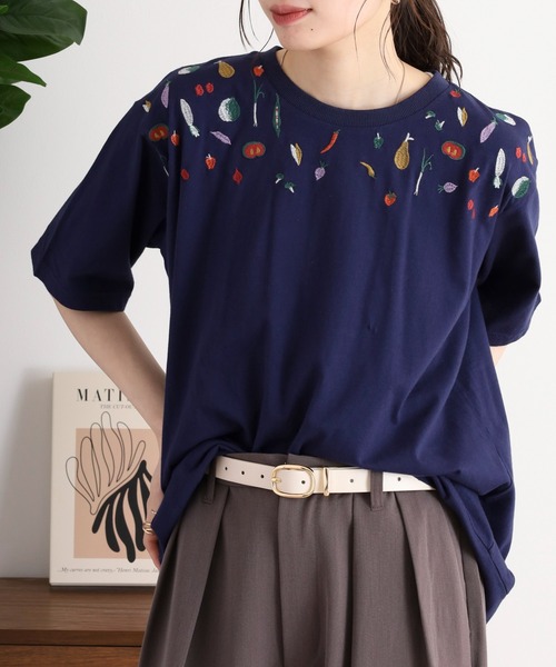 Emago(イマゴ)の「EMAGO 野菜刺繍Tシャツ(Tシャツ/カットソー・レディース・アイボリー/ホワイト×ブルー/ネイビー・FREE)」の12枚目の写真