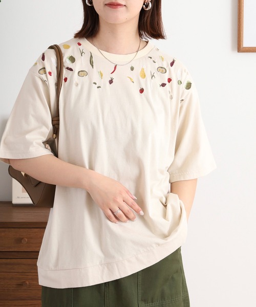 Emago(イマゴ)の「EMAGO 野菜刺繍Tシャツ(Tシャツ/カットソー・レディース・アイボリー/ホワイト×ブルー/ネイビー・FREE)」の21枚目の写真