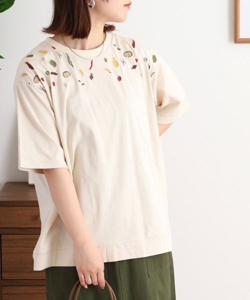 Emago(イマゴ)の「EMAGO 野菜刺繍Tシャツ(Tシャツ/カットソー・レディース・アイボリー/ホワイト×ブルー/ネイビー・FREE)」の20枚目の写真