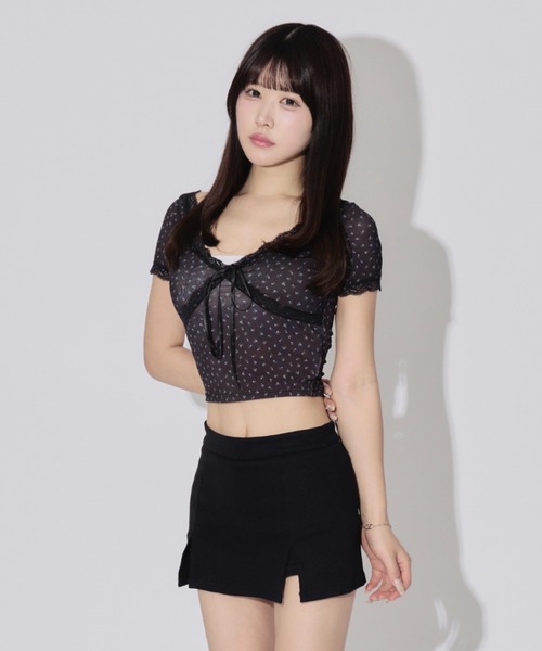 ALLuRing ChaRm(アリュリングチャーム)の「【カップ付き】Frill Neck Floral Print Tops / フリルネックフローラルプリントトップス 小花柄(Tシャツ/カットソー・レディース・ホワイト/ブラック・FREE)」の2枚目の写真