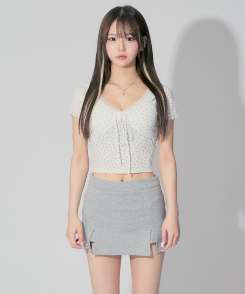 ALLuRing ChaRm(アリュリングチャーム)の「【カップ付き】Frill Neck Floral Print Tops / フリルネックフローラルプリントトップス 小花柄(Tシャツ/カットソー・レディース・ホワイト/ブラック・FREE)」の3枚目の写真