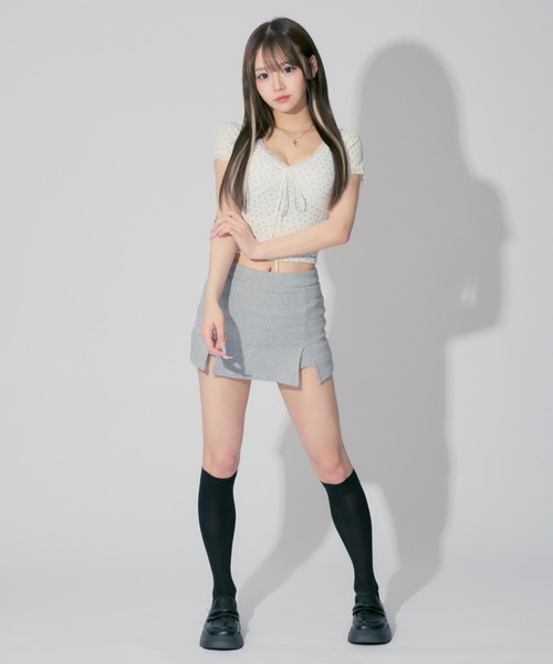 ALLuRing ChaRm(アリュリングチャーム)の「【カップ付き】Frill Neck Floral Print Tops / フリルネックフローラルプリントトップス 小花柄(Tシャツ/カットソー・レディース・ホワイト/ブラック・FREE)」の7枚目の写真