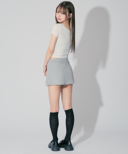 ALLuRing ChaRm(アリュリングチャーム)の「【カップ付き】Frill Neck Floral Print Tops / フリルネックフローラルプリントトップス 小花柄(Tシャツ/カットソー・レディース・ホワイト/ブラック・FREE)」の8枚目の写真