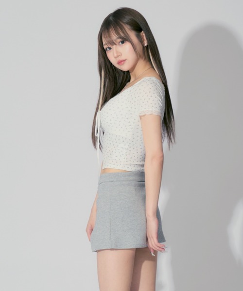 ALLuRing ChaRm(アリュリングチャーム)の「【カップ付き】Frill Neck Floral Print Tops / フリルネックフローラルプリントトップス 小花柄(Tシャツ/カットソー・レディース・ホワイト/ブラック・FREE)」の5枚目の写真