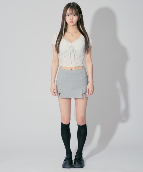 ALLuRing ChaRm(アリュリングチャーム)の「【カップ付き】Frill Neck Floral Print Tops / フリルネックフローラルプリントトップス 小花柄(Tシャツ/カットソー・レディース・ホワイト/ブラック・FREE)」の6枚目の写真