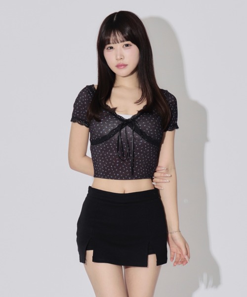 ALLuRing ChaRm(アリュリングチャーム)の「【カップ付き】Frill Neck Floral Print Tops / フリルネックフローラルプリントトップス 小花柄(Tシャツ/カットソー・レディース・ホワイト/ブラック・FREE)」の17枚目の写真
