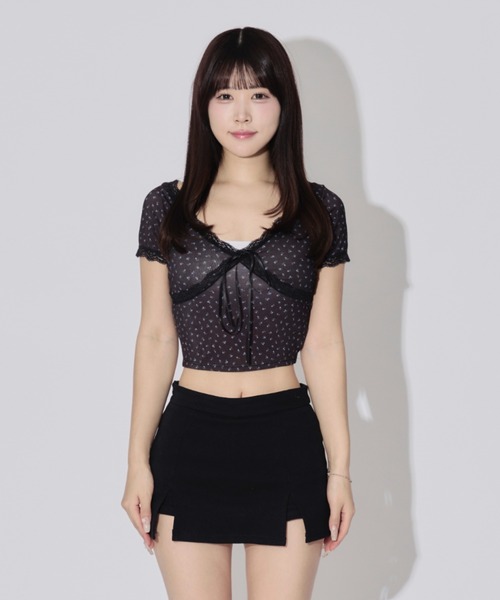 ALLuRing ChaRm(アリュリングチャーム)の「【カップ付き】Frill Neck Floral Print Tops / フリルネックフローラルプリントトップス 小花柄(Tシャツ/カットソー・レディース・ホワイト/ブラック・FREE)」の16枚目の写真