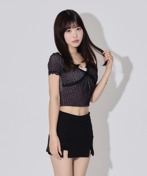 ALLuRing ChaRm(アリュリングチャーム)の「【カップ付き】Frill Neck Floral Print Tops / フリルネックフローラルプリントトップス 小花柄(Tシャツ/カットソー・レディース・ホワイト/ブラック・FREE)」の18枚目の写真