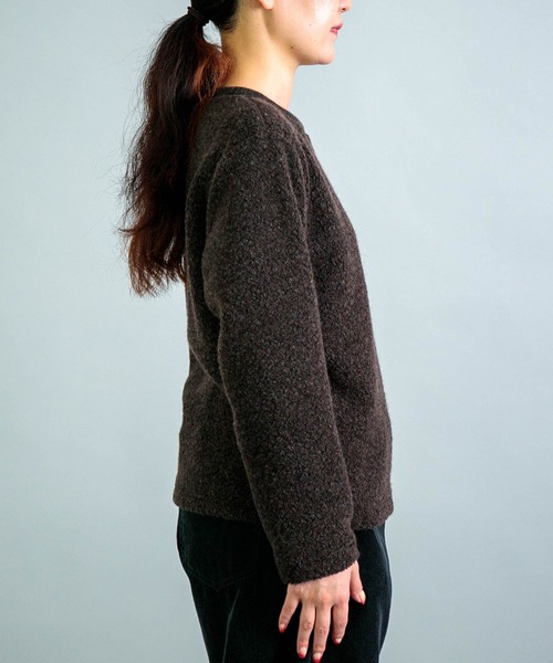 OMNIGOD（オムニゴッド）の「[OMNIGOD womens / オムニゴッド] リサイクルウールパイル クルーネックセーター（ニット/セーター・レディース・ブラウン/グレー/ブラック/アイボリー/ネイビー・3/2）」の19枚目の写真