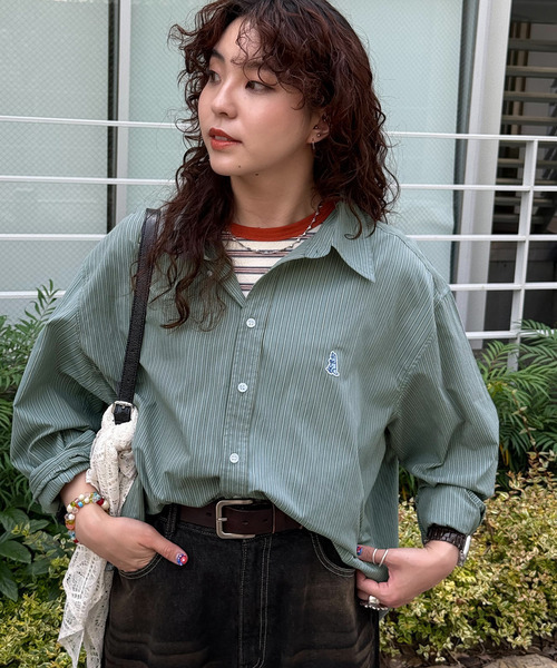 DOUBLE NAME（ダブルネーム）の「【m:rex】ミニ恐竜ワッペンクレイジーストライプシャツ（シャツ/ブラウス・レディース・ベージュ/ブラウン/ブルー・FREE）」の4枚目の写真