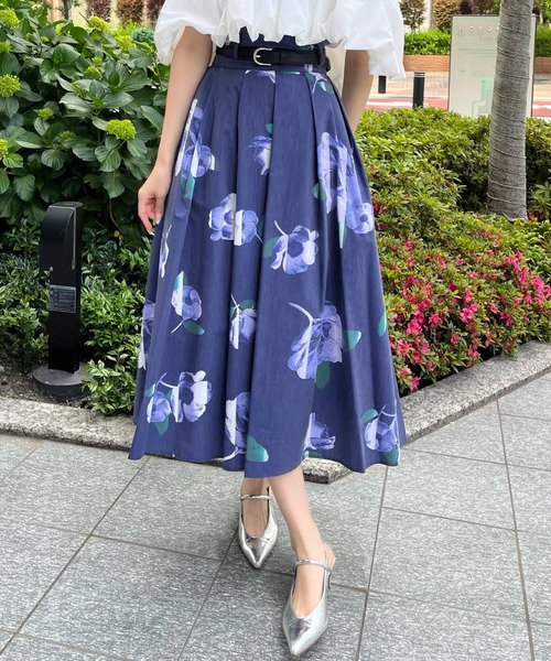 AND COUTURE（アンドクチュール）の「サンセットフラワータックフレアスカート（スカート・レディース・ブルー系その他/ホワイト系その他・SMALL/MEDIUM）」の5枚目の写真