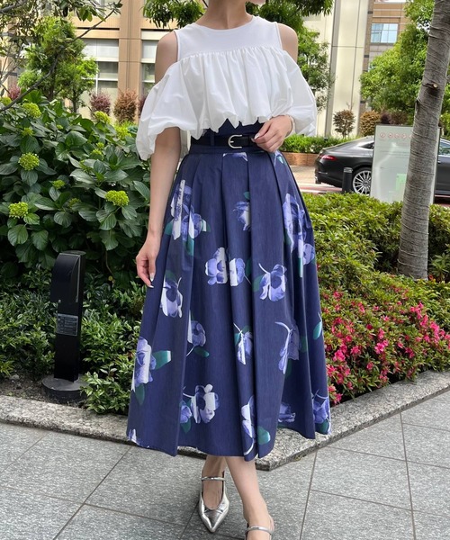 AND COUTURE（アンドクチュール）の「サンセットフラワータックフレアスカート（スカート・レディース・ブルー系その他/ホワイト系その他・SMALL/MEDIUM）」の4枚目の写真