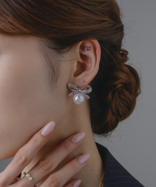 Os accessory(オズアクセサリー)の「Os -オズ- 【金属アレルギー対応】パールリボンピアス(ピアス(両耳用)・レディース・ゴールド/シルバー・ONE SIZE)」の2枚目の写真