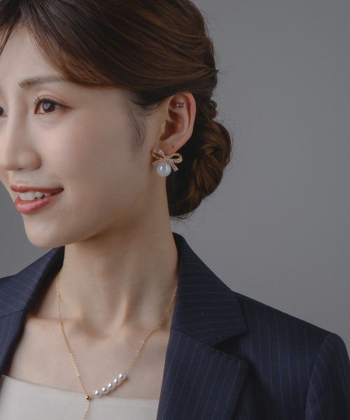 Os accessory(オズアクセサリー)の「Os -オズ- 【金属アレルギー対応】パールリボンピアス(ピアス(両耳用)・レディース・ゴールド/シルバー・ONE SIZE)」の4枚目の写真